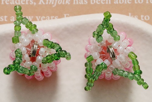7月17日，手工活兼職可帶回家，帶回家做的手工副業(yè)，在家開(kāi)飾品加工廠掙錢，在手工之家，移動(dòng)潮品店是銷售新方式，圖為串珠米珠繡手工產(chǎn)品剪影