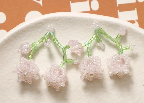 7月20日，附近有沒(méi)有兼職手工活，開(kāi)飾品加工廠，居家靈活就業(yè)創(chuàng)業(yè)好副業(yè)，手工之家的產(chǎn)品永遠(yuǎn)是發(fā)展的重點(diǎn)，圖為串珠米珠繡手工產(chǎn)品剪影
