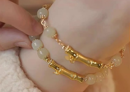 7月24日，手工活外發(fā)加工正規(guī)的廠家，開(kāi)飾品加工廠，靈活就業(yè)項(xiàng)目，與手工之家合作，靈活自由，但態(tài)度不能放松，圖為串珠純手工產(chǎn)品剪影