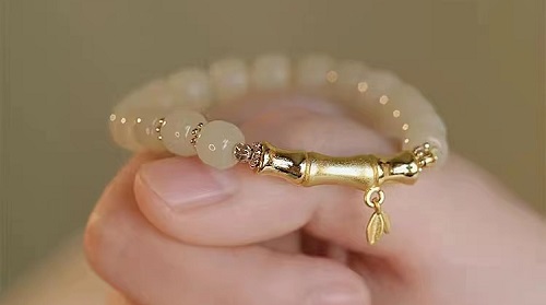 7月24日，手工活外發(fā)加工正規(guī)的廠家，開(kāi)飾品加工廠，靈活就業(yè)項(xiàng)目，與手工之家合作，靈活自由，但態(tài)度不能放松，圖為串珠純手工產(chǎn)品剪影