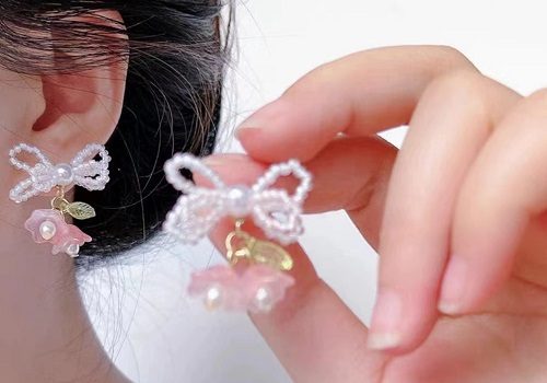 7月27日，手工活外發(fā)加工可靠嗎？在家做手工副業(yè)掙錢，開飾品加工廠，在手工之家，大家情況不一樣，服務也會具體化，圖為串珠米珠繡手工產(chǎn)品剪影