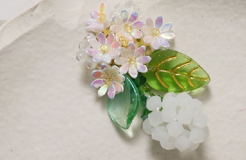 7月28日，在家能做的手工活兼職，正規(guī)可靠的手工副業(yè)，開(kāi)飾品加工廠，手工廠家和手工項(xiàng)目是大家掙錢(qián)的保障，圖為串珠米珠繡手工產(chǎn)品剪影