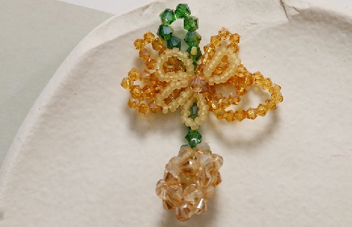 7月30日，手工兼職在家做是真的嗎，靈活就業(yè)手工項目，開飾品加工廠，誠信對手工之家和加工人員一樣重要，圖為串珠米珠繡手工產(chǎn)品剪影