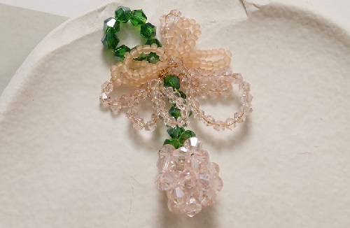 7月30日，手工兼職在家做是真的嗎，靈活就業(yè)手工項目，開飾品加工廠，誠信對手工之家和加工人員一樣重要，圖為串珠米珠繡手工產(chǎn)品剪影