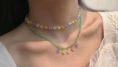 7月31日，在家做兼職的正規(guī)平臺(tái)，開(kāi)飾品加工廠，居家手工好副業(yè)，在手工之家,要多掙錢只能認(rèn)真和努力，圖為串珠米珠繡手工產(chǎn)品剪影