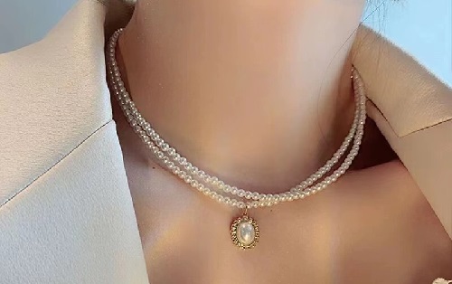 8月1日，外發(fā)手工領(lǐng)回家做，開飾品加工廠，在家做手工副業(yè)掙錢，在手工之家,靈活就業(yè)、創(chuàng)業(yè)都可以，圖為串珠米珠繡手工產(chǎn)品剪影