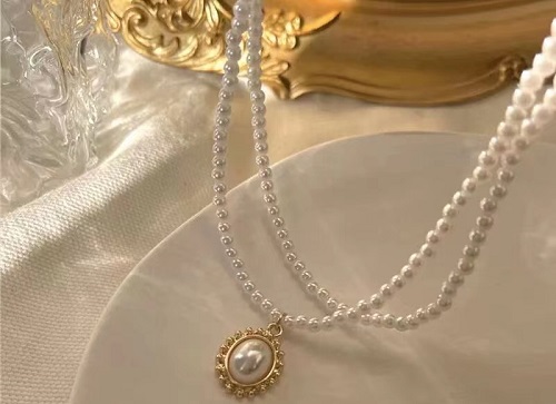 8月1日，外發(fā)手工領(lǐng)回家做，開飾品加工廠，在家做手工副業(yè)掙錢，在手工之家,靈活就業(yè)、創(chuàng)業(yè)都可以，圖為串珠米珠繡手工產(chǎn)品剪影