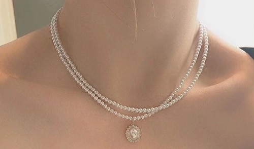 8月1日，外發(fā)手工領(lǐng)回家做，開飾品加工廠，在家做手工副業(yè)掙錢，在手工之家,靈活就業(yè)、創(chuàng)業(yè)都可以，圖為串珠米珠繡手工產(chǎn)品剪影