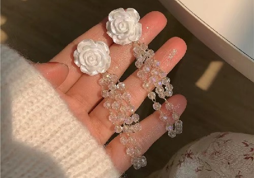 8月3日，手工活兼職可帶回家，手工靈活就業(yè)的好副業(yè)，開飾品加工廠，在手工之家，用手工收入詮釋對家庭和手工的愛與責任，圖為串珠米珠繡手工產品剪影