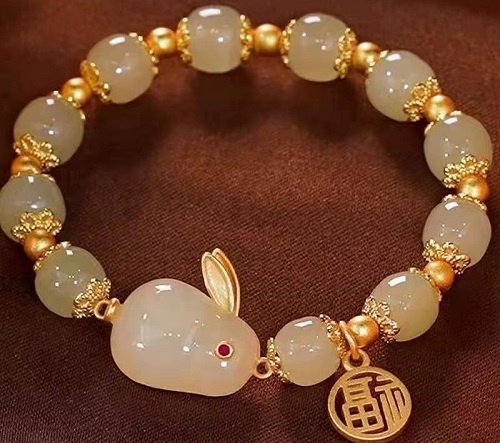 8月6日，手工兼職在家做是真的嗎？在家可以做的兼職工作，開飾品加工廠，正規(guī)手工活外發(fā)加工網(wǎng)副業(yè)，在手工之家，銷售好，才能一直有活兒做，圖為串珠純手工手鏈產(chǎn)品剪影