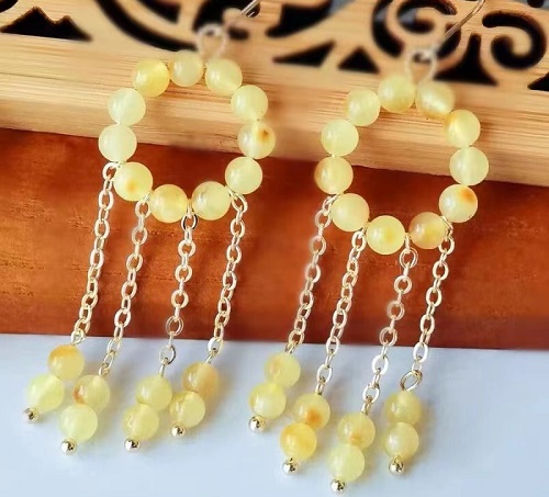 8月7日，手工兼職的正規(guī)網(wǎng)站，手工活外發(fā)加工正規(guī)廠家，開飾品加工廠，在家做的手工靈活就業(yè)，手工之家的創(chuàng)新對手工發(fā)展的重要性，圖為串珠米珠繡手工產(chǎn)品剪影