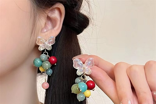8月11日，在家怎么接手工活掙錢，在家做兼職的正規(guī)平臺，與家人一起掙錢的副業(yè)，開飾品加工廠，喜歡串珠手工，因為手工之家在這些方面做的好，圖為串珠米珠繡手工產品剪影