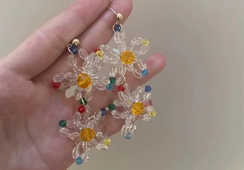 8月14日，手工活接單平臺(tái)，居家靈活就業(yè)好副業(yè)，開(kāi)飾品加工廠，在手工之家，每一個(gè)合作者都是大家庭的一份子，圖為飾品類串珠純手工產(chǎn)品剪影