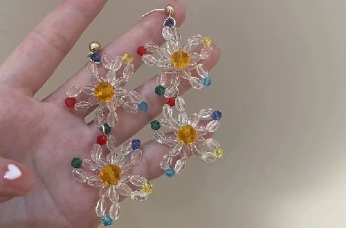 8月14日，手工活接單平臺(tái)，居家靈活就業(yè)好副業(yè)，開(kāi)飾品加工廠，在手工之家，每一個(gè)合作者都是大家庭的一份子，圖為飾品類串珠純手工產(chǎn)品剪影