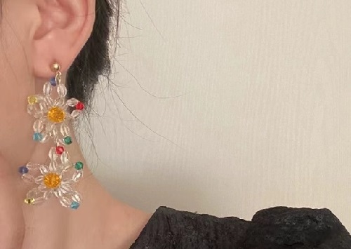 8月14日，手工活接單平臺(tái)，居家靈活就業(yè)好副業(yè)，開(kāi)飾品加工廠，在手工之家，每一個(gè)合作者都是大家庭的一份子，圖為飾品類串珠純手工產(chǎn)品剪影