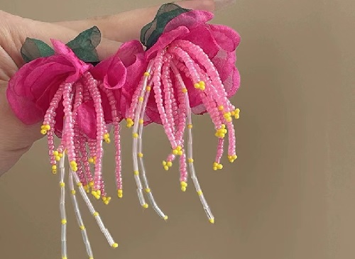 8月15日，在家做的手工活正規(guī)平臺(tái)，在家可以做的兼職工作，居家靈活就業(yè)好副業(yè)，開(kāi)飾品加工廠，為了合作共贏，手工之家一直這樣做，圖為串珠米珠繡手工產(chǎn)品剪影