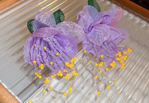 8月15日，在家做的手工活正規(guī)平臺(tái)，在家可以做的兼職工作，居家靈活就業(yè)好副業(yè)，開(kāi)飾品加工廠，為了合作共贏，手工之家一直這樣做，圖為串珠米珠繡手工產(chǎn)品剪影