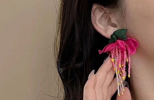 8月15日，在家做的手工活正規(guī)平臺(tái)，在家可以做的兼職工作，居家靈活就業(yè)好副業(yè)，開(kāi)飾品加工廠，為了合作共贏，手工之家一直這樣做，圖為串珠米珠繡手工產(chǎn)品剪影