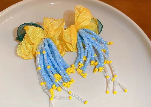 8月15日，在家做的手工活正規(guī)平臺(tái)，在家可以做的兼職工作，居家靈活就業(yè)好副業(yè)，開(kāi)飾品加工廠，為了合作共贏，手工之家一直這樣做，圖為串珠米珠繡手工產(chǎn)品剪影