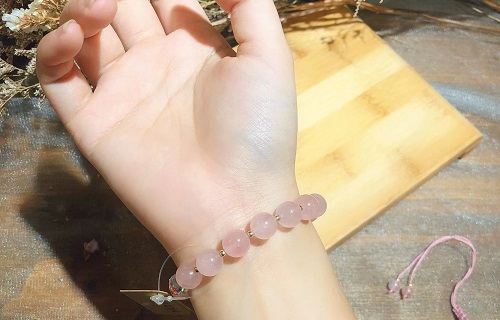 8月16日，靠譜手工兼職平臺，在家兼職平臺正規(guī)的日結(jié)手工有沒有，在家手工掙錢，開飾品加工廠，在手工之家，良好的合作離不開服務(wù)作支撐，圖為串珠米珠繡手工產(chǎn)品剪影
