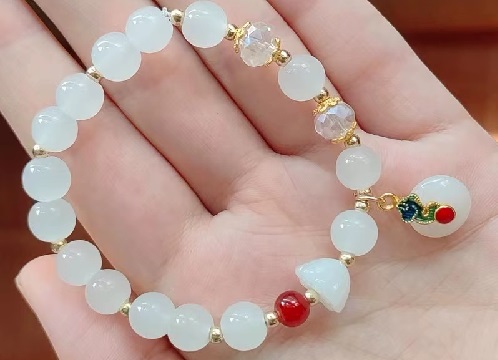 8月20日，兼職手工活可以帶回家做的，居家靈活就業(yè)好副業(yè)，開飾品加工廠，長期穩(wěn)定,在手工之家就是實力，圖為飾品類串珠手工產(chǎn)品剪影