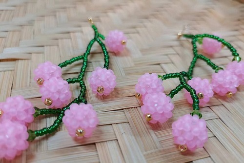 8月28日，手工活拿回家做在哪里找，居家就業(yè)好副業(yè)，在手工之家，靈活就業(yè)指什么合作，圖為串珠米珠繡手工產(chǎn)品剪影