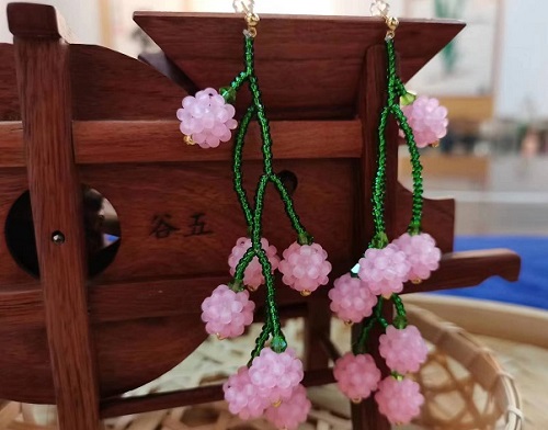 8月28日，手工活拿回家做在哪里找，居家就業(yè)好副業(yè)，在手工之家，靈活就業(yè)指什么合作，圖為串珠米珠繡手工產(chǎn)品剪影
