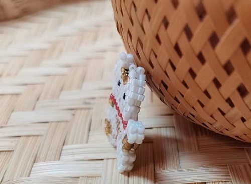 8月30日，在家可以做的兼職工作，拿回家做的手工項(xiàng)目，開(kāi)飾品加工廠，月底了,手工之家有適合你的手工合作方式，圖為串珠米珠繡手工產(chǎn)品剪影