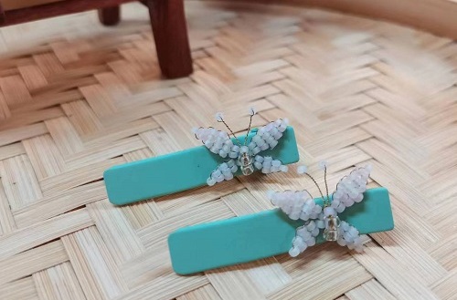 9月2日，手工活外發(fā)加工可靠嗎？純手工串珠靈活就業(yè)，開飾品加工廠，在手工之家自由靈活合作，加工銷售都可以，圖為串珠米珠繡手工產(chǎn)品剪影