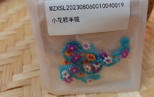 9月4日，手工活兼職招聘信息，正規(guī)可靠的手工項(xiàng)目，開飾品加工廠，手工之家的良好發(fā)展在于不斷創(chuàng)新，圖為串珠米珠繡手工產(chǎn)品剪影
