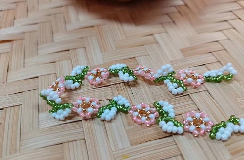 9月11日，手工活外發(fā)加工可靠嗎？靈活就業(yè)好手工，開飾品加工廠，手工之家的產(chǎn)品優(yōu)勢，圖為飾品類串珠純手工產(chǎn)品剪影