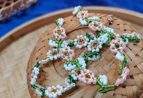 9月11日，手工活外發(fā)加工可靠嗎？靈活就業(yè)好手工，開飾品加工廠，手工之家的產(chǎn)品優(yōu)勢，圖為飾品類串珠純手工產(chǎn)品剪影