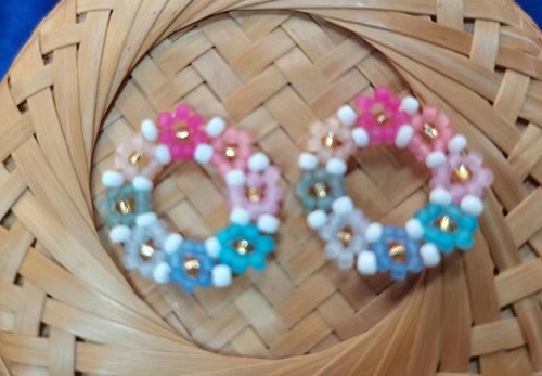 9月14日，外發(fā)加工接單平臺，靈活就業(yè)手工飾品廠項目，開飾品加工廠，在手工之家，從加工到銷售都讓人放心，圖為飾品類串珠純手工產(chǎn)品剪影
