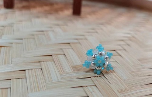 9月15日，手工活外發(fā)加工網(wǎng)，靈活就業(yè)好項目，開飾品加工廠，在手工之家，重合作、重服務(wù)就是敬業(yè)的體現(xiàn)，圖為飾品類串珠純手工產(chǎn)品剪影