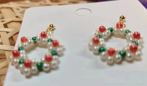 9月21日，可在家做的兼職手工活，想接正規(guī)廠家手工項(xiàng)目,開(kāi)飾品加工廠，在手工之家，貼心服務(wù)讓人滿意，圖為飾品類(lèi)串珠純手工產(chǎn)品剪影