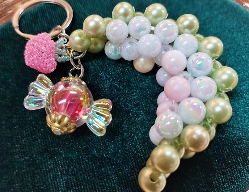 9月22日，手工活從哪里找廠家，可靠的串珠手工項目，靈活就業(yè)好手工，為什么大家推薦選手工之家，圖為飾品類串珠純手工產(chǎn)品剪影