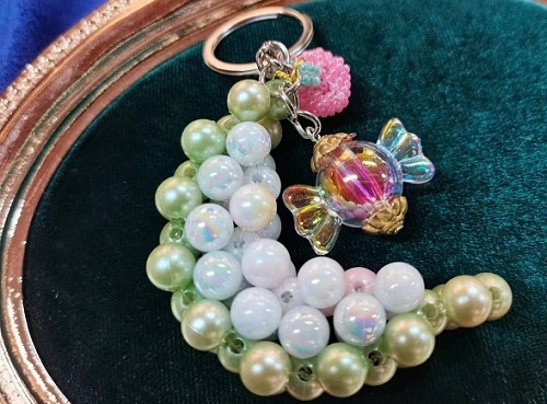 9月22日，手工活從哪里找廠家，可靠的串珠手工項目，靈活就業(yè)好手工，為什么大家推薦選手工之家，圖為飾品類串珠純手工產(chǎn)品剪影