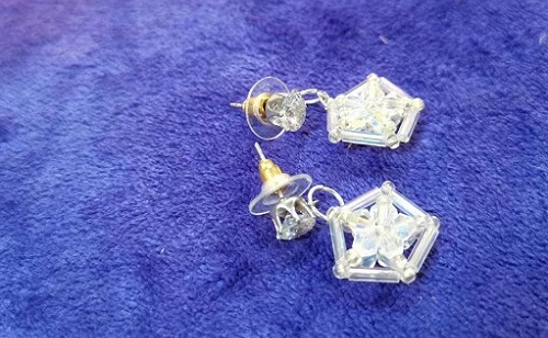9月26日，手工活外發(fā)加工網(wǎng)，在家做串珠手工掙錢，開飾品加工廠，在手工之家，加工人員這樣做收入更好，圖為飾品類串珠純手工產(chǎn)品剪影