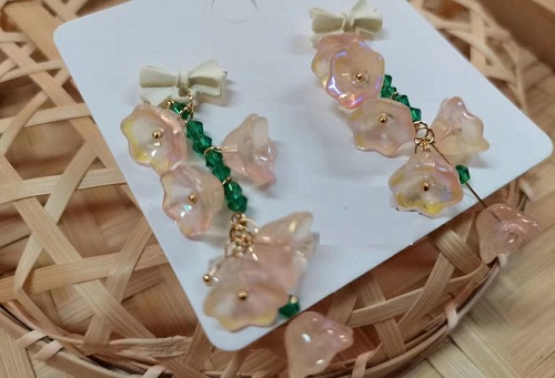 10月6日，手工活外發(fā)加工正規(guī)廠家直接發(fā)貨，開飾品加工廠，在家做的手工，在手工之家，手工發(fā)展有前景，圖為飾品類串珠純手工產(chǎn)品剪影