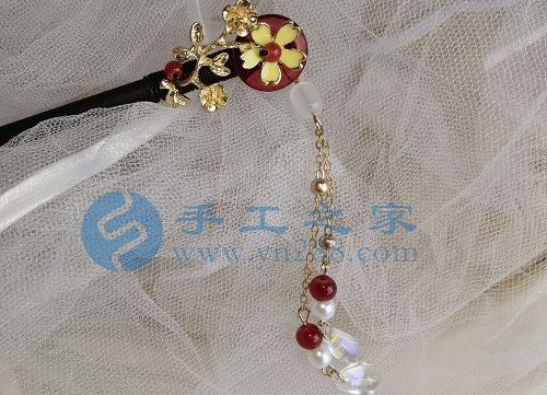 10月8日，手工活接單平臺(tái)，靈活就業(yè)的手工，開飾品加工廠，選擇手工之家的人越來(lái)越多，都做什么掙錢，圖為串珠米珠繡手工產(chǎn)品剪影