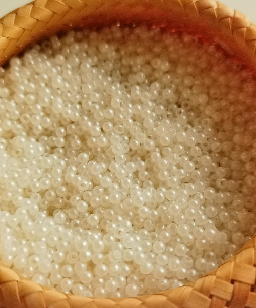 10月9日，手工活從哪里找廠家，想接正規(guī)廠家的手工項(xiàng)目，開飾品加工廠，手工之家的串珠純手工的優(yōu)缺點(diǎn)，圖為串珠手工材料珠子剪影