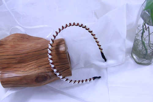 10月13日，在家能做的兼職正規(guī)，手工飾品加工廠掙錢，拿回家做的手工項目，手工之家沒有別的要求，大家都能做，圖為串珠米珠繡手工產品剪影