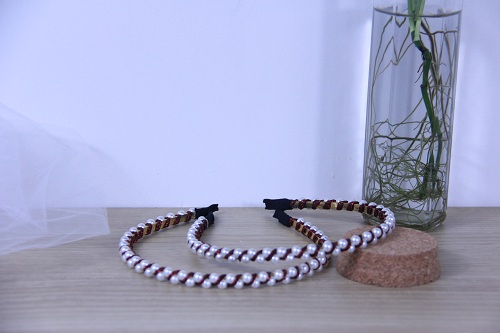 10月13日，在家能做的兼職正規(guī)，手工飾品加工廠掙錢，拿回家做的手工項目，手工之家沒有別的要求，大家都能做，圖為串珠米珠繡手工產品剪影