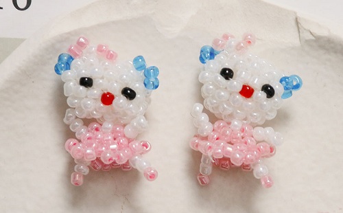 12月3日，外發(fā)手工活正規(guī)平臺，兼職手工在家可做，開飾品加工廠，在手工之家，來不來實(shí)地考察都一樣真實(shí)，圖為串珠米珠繡手工產(chǎn)品剪影