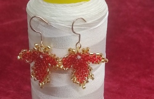 12月9日，在家做的手工活正規(guī)平臺(tái)，靈活就業(yè)好選擇，開(kāi)飾品加工廠，與手工之家合作，做好計(jì)劃，更要做好當(dāng)下，圖為串珠米珠繡手工產(chǎn)品剪影