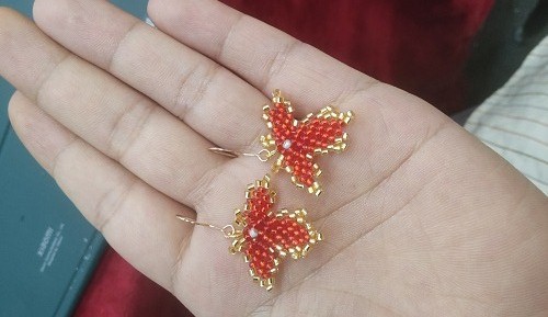 12月9日，在家做的手工活正規(guī)平臺(tái)，靈活就業(yè)好選擇，開(kāi)飾品加工廠，與手工之家合作，做好計(jì)劃，更要做好當(dāng)下，圖為串珠米珠繡手工產(chǎn)品剪影