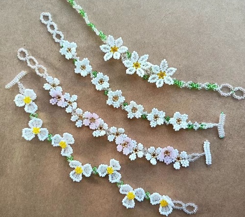 12月12日，手工活拿回家做，靈活就業(yè)居家掙錢，開飾品加工廠，在手工之家，堅持做、收入好，圖為串珠米珠繡手工產(chǎn)品剪影