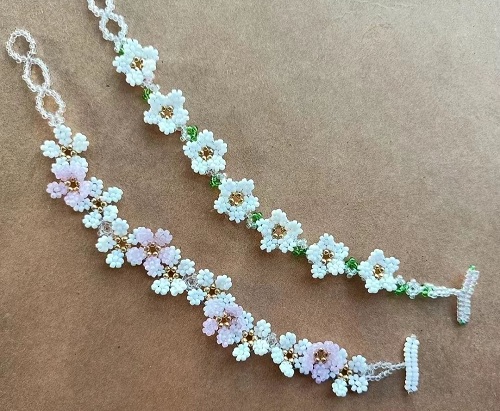 12月12日，手工活拿回家做，靈活就業(yè)居家掙錢，開飾品加工廠，在手工之家，堅持做、收入好，圖為串珠米珠繡手工產(chǎn)品剪影