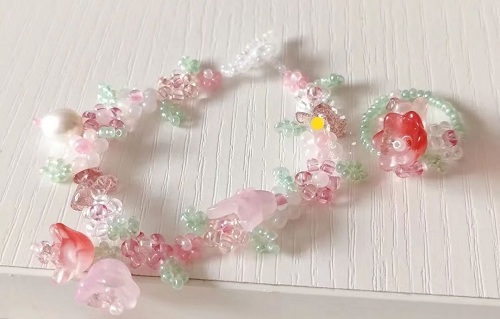 12月14日，手工活接單正規(guī)平臺(tái)，可靠的串珠手工，開飾品加工廠，在手工之家，貼心的服務(wù)就是個(gè)性化，圖為串珠米珠繡手工產(chǎn)品剪影