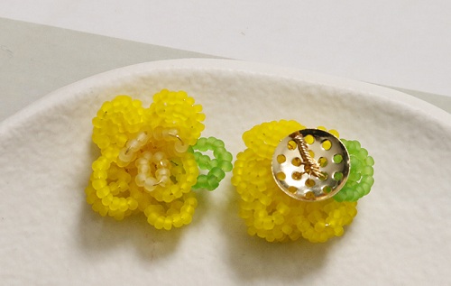 12月27日，外發(fā)手工活正規(guī)平臺，適合的串珠手工項目，開飾品加工廠，手工之家的創(chuàng)新成果大家共享，圖為飾品類串珠純手工產(chǎn)品剪影